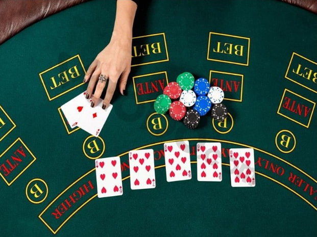 Trong game bài xì phé có nhiều hành động khác nhau